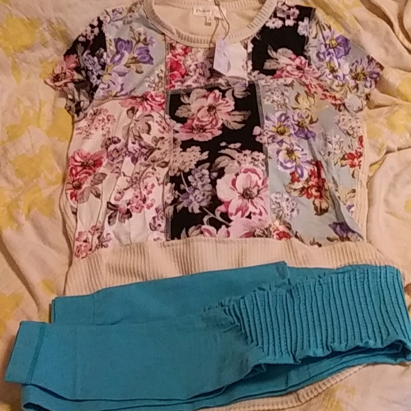 Perfect Peach Tops - Floral color block blouse w/leggings